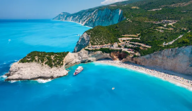 Forbes: Οι 5 ελληνικές παραλίες που βρίσκονται ανάμεσα στις 15 καλύτερες που αξίζει να επισκεφθεί κάποιος φέτος