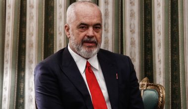 Ο Έντι Ράμα «κατεβάζει» με πούλμαν Αλβανούς για να γεμίσει το κλειστό Γαλατσίου (βίντεο)