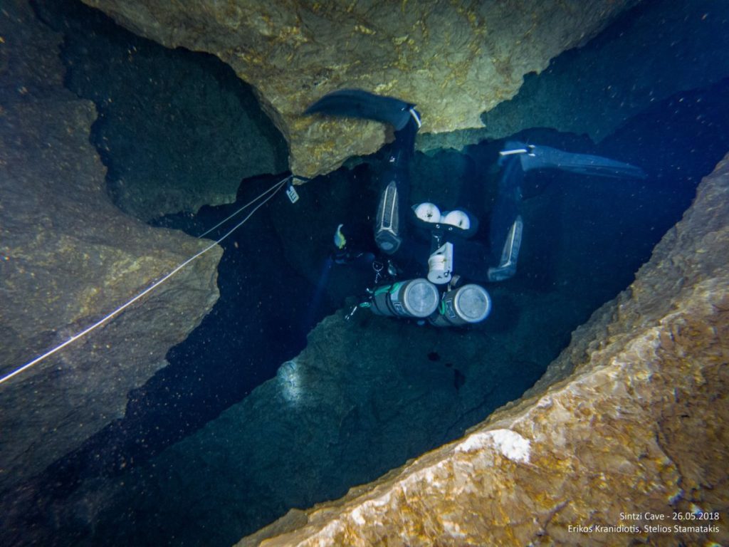 Πελοπόννησος: Σπηλαιοδύτες εξερεύνησαν το σπήλαιο Σίντζι – Είναι ένα από τα βαθύτερα του κόσμου (βίντεο)