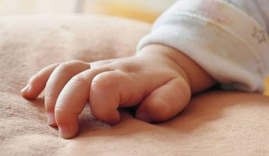 Θεσσαλονίκη: Βρέφος έξι μηνών έφτασε στο Ιπποκράτειο σε 8 λεπτά χάρη σε γέφυρα ζωής από την ΕΛΑΣ (βίντεο)