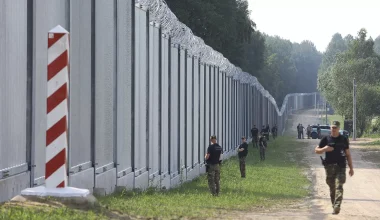 Πολωνία;: Χαλύβδινος ο νέος φράχτης για τους παράνομους μετανάστες – Τουσκ: «Αντιμετωπίζουμε υβριδική απειλή»