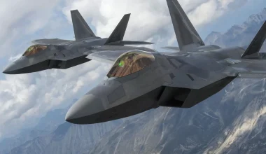 Η υπερευελιξία του F-22 Raptor σε ένα βίντεο: «Χορεύοντας» στον αέρα