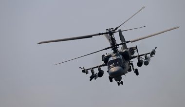 Ρωσία: «Ρεσιτάλ» πιλότου επιθετικού ελικοπτέρου Ka-52 σε χαμηλή πτήση – Ούτε 5 μέτρα από το έδαφος (βίντεο)
