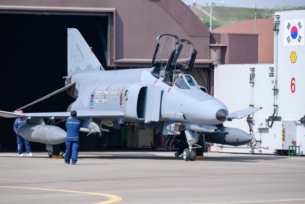 Η Αεροπορία της Ν.Κορέας «αποχαιρέτησε» τα F-4E Phantom II (βίντεο)