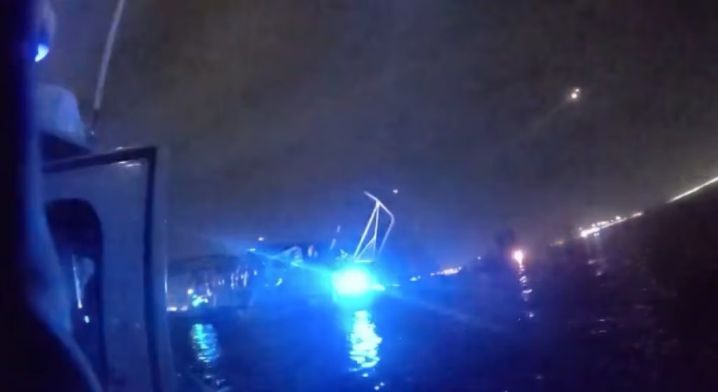 Οι πρώτες αντιδράσεις των αστυνομικών που έφτασαν στο σημείο κατάρρευσης της γέφυρας στην Βαλτιμόρη (βίντεο)