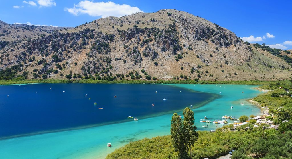 Λίμνη Κουρνά: Ο υδάτινος παράδεισος στα Χανιά που «μαγνητίζει» όποιον τον επισκεφθεί (φώτο)