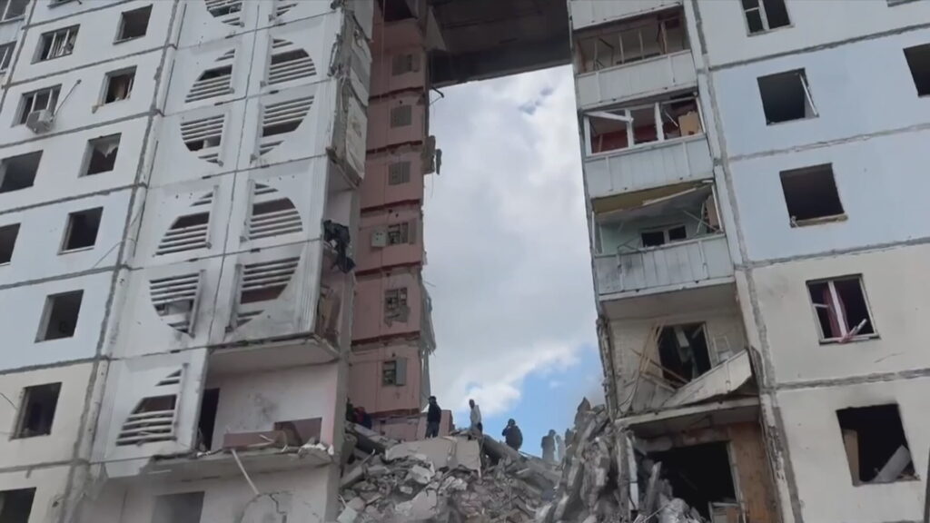 Μπέλγκοροντ: Πολυκατοικία στόχευσε ουκρανικός πύραυλος – Κατέρρευσε δεκαόροφο κτίσμα – 7 νεκροί και 15 τραυματίες (βίντεο)