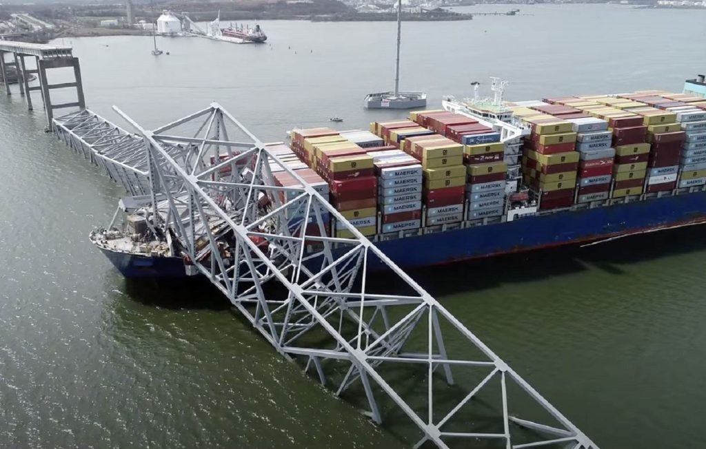 Βαλτιμόρη: Με ελεγχόμενες εκρήξεις θα διαχωριστούν τα συντρίμμια της γέφυρας από το φορτηγό πλοίο