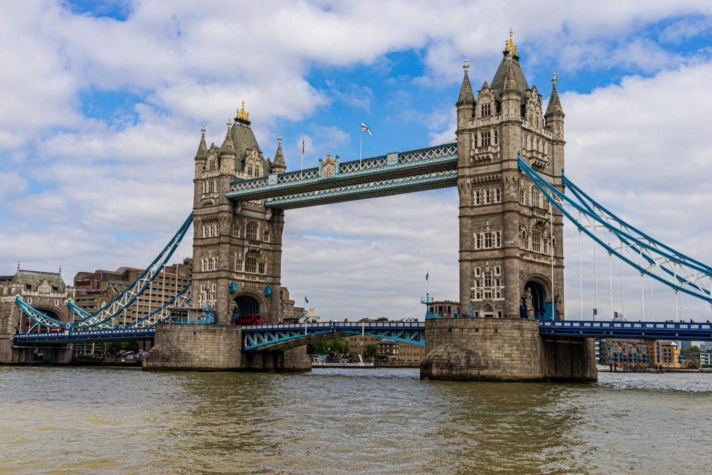 Αγγλία: Αλεξιπτωτιστές άγγιξαν τα 244 χλμ./ώρα περνώντας μέσα από την εμβληματική Γέφυρα του Λονδίνου (βίντεο)
