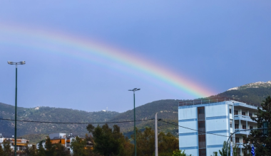 Καιρός: Μετά τη βροχή εμφανίστηκε ουράνιο τόξο πάνω από την Αθήνα (φώτο)