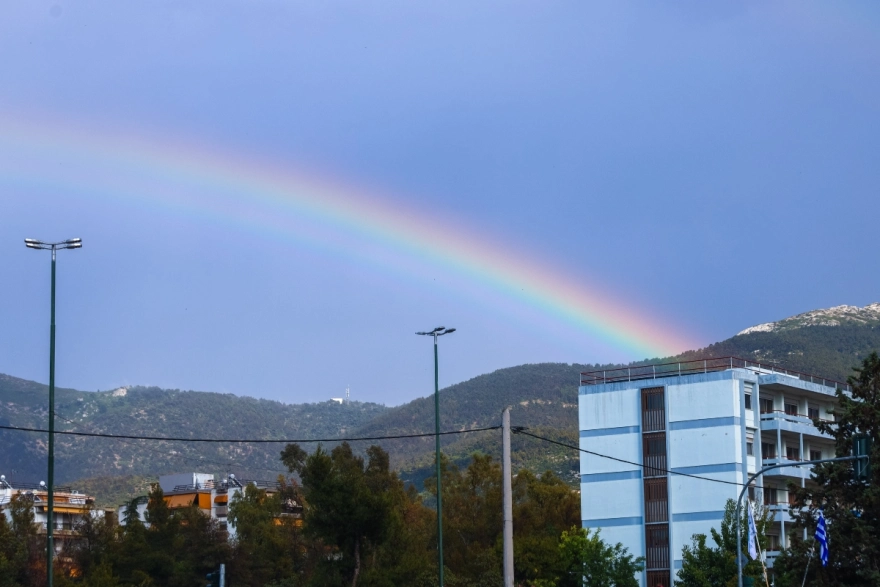 Καιρός: Μετά τη βροχή εμφανίστηκε ουράνιο τόξο πάνω από την Αθήνα (φώτο)