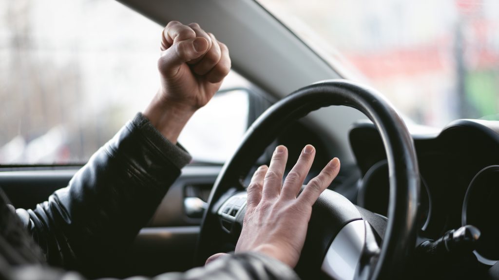Νέα έρευνα αποκαλύπτει: Το 87% των Ελλήνων οδηγών δηλώνει ότι φοβάται την επιθετική συμπεριφορά των άλλων οδηγών
