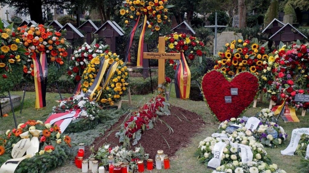 Γερμανία: Άγνωστοι βεβήλωσαν τον τάφο του Β.Σόιμπλε – Έσκαψαν τρύπα βάθους 1,20 μέτρων αλλά δεν έφτασαν στο φέρετρο