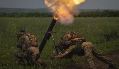 Βίντεο: Ρώσοι καταλαμβάνουν με έφοδο ουκρανικές οχυρές θέσεις στο δάσος του Κουπιάνσκ