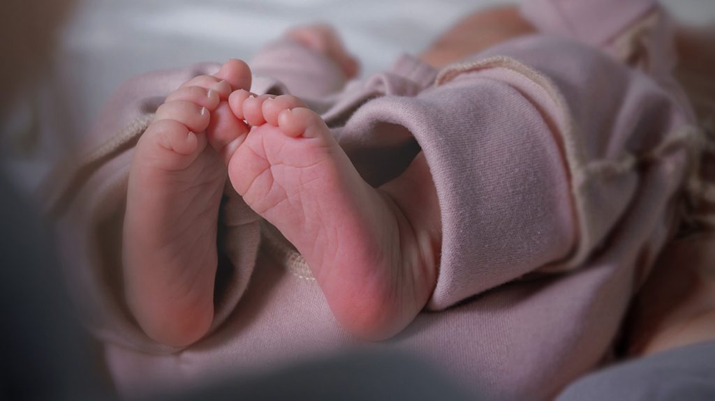 Βρετανία: 9 μηνών βρέφος πέθανε από μακαρονάδα μπολονέζ – Η παιδαγωγός τάιζε τέσσερα μωρά ταυτόχρονα