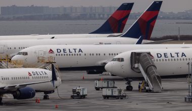 Σιάτλ: Βραχυκύκλωμα προκάλεσε φωτιά κάτω από το πιλοτήριο Airbus της Delta Airlines (βίντεο)