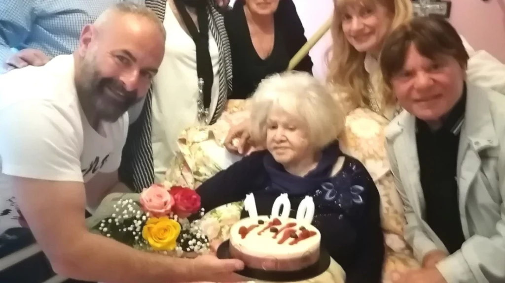 Η Κ.Γκρέυ έγινε 100 χρονών και έσβησε τούρτα με τους αγαπημένους της