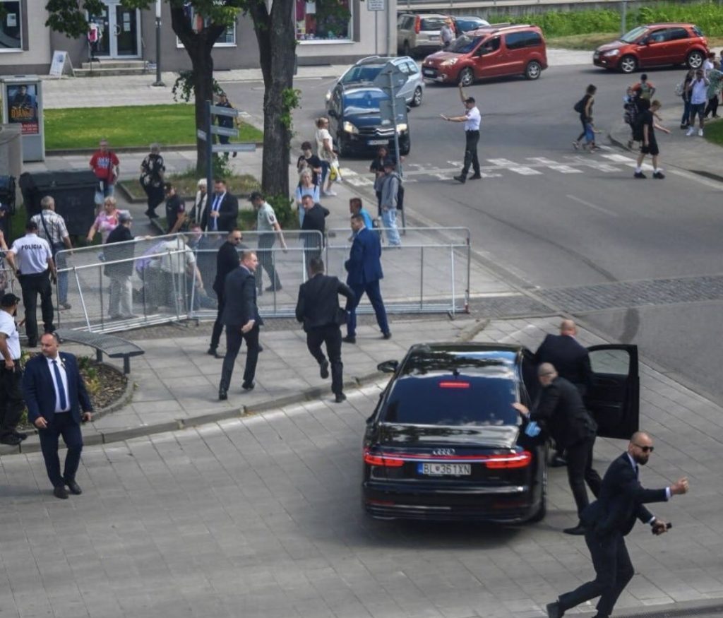 Σλοβακία: Πυροβόλησαν και τραυμάτισαν τον ηγέτη του αντιπολεμικού κινήματος της Ευρώπης, πρωθυπουργό Ρόμπερτ Φίτσο