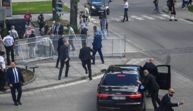 ΕΚΤΑΚΤΟ: Πυροβόλησαν και τραυμάτισαν τον ηγέτη του αντιπολεμικού κινήματος της Ευρώπης, πρωθυπουργό της Σλοβακίας Ρόμπερτ Φίτσο
