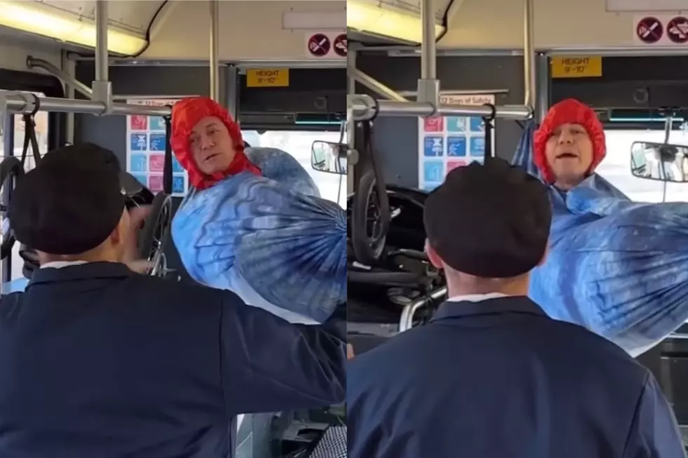 Βίντεο: Άνδρας άπλωσε αιώρα μέσα σε αστικό λεωφορείο αμερικανικές πόλης για να κοιμηθεί!