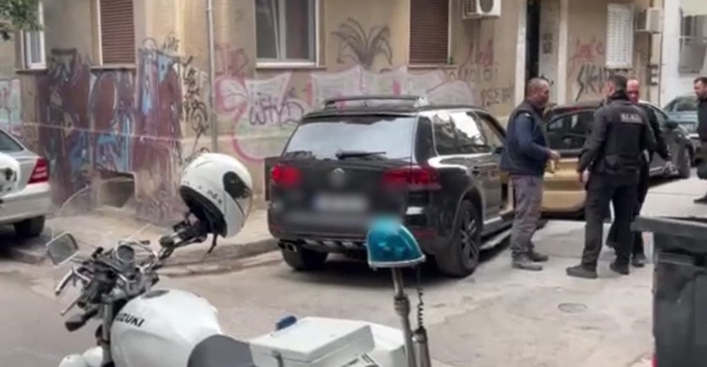 Κυψέλη: Βίντεο από το «χάος» που άφησε πίσω του το τζιπ στην οδό Κεφαλληνίας – Χτύπησε τουλάχιστον 40 οχήματα