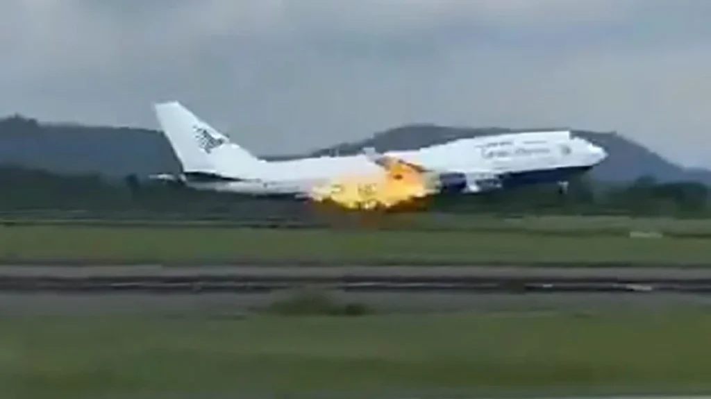 Boeing με 468 επιβαίνοντες επέστρεψε στο αεροδρόμιο του Μακάσαρ της Ινδονησίας – Ξέσπασε φωτιά στον κινητήρα του