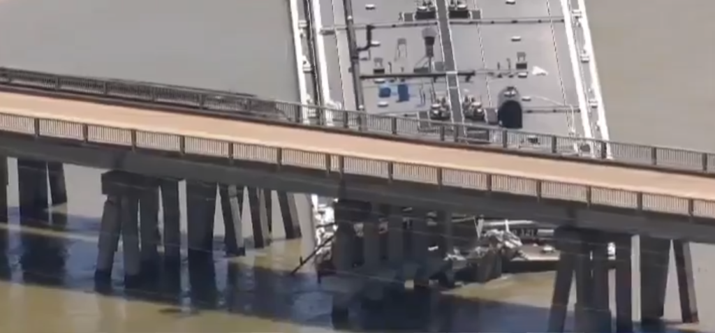 Τέξας: Φορτηγίδα προσέκρουσε σε κολώνα γέφυρας – Φόβοι για πετρελαιοκηλίδα (βίντεο)