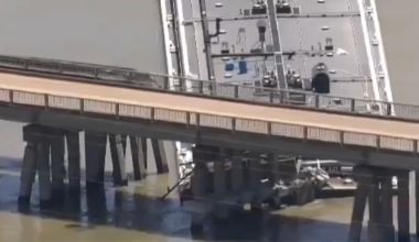 Τέξας: Φορτηγίδα προσέκρουσε σε κολώνα γέφυρας – Φόβοι για πετρελαιοκηλίδα (βίντεο)