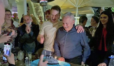 Ο Σ.Κασσελάκης έκανε έκπληξη στον Ε.Αποστολάκη για τα γενέθλιά του – Του ετοίμασε τούρτα… φρεγάτα