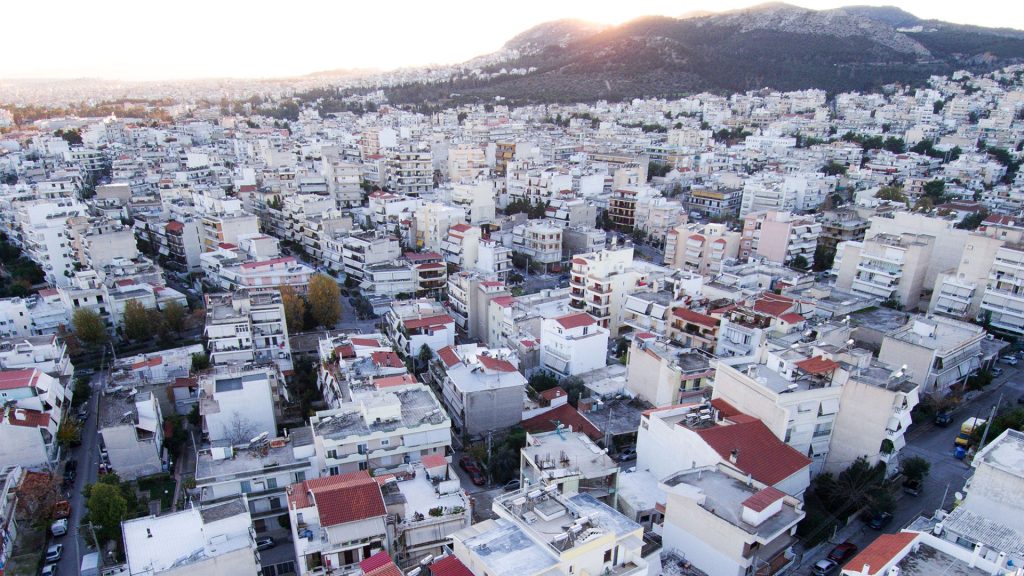 «Όνειρο» η αγορά κατοικίας για τους Έλληνες: Χρειάζονται οι μισθοί 12 ετών για την απόκτηση ενός διαμερίσματος 60τμ