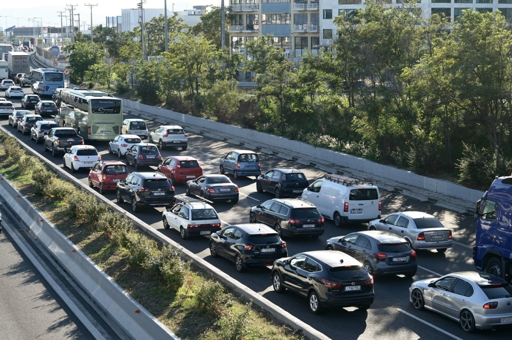 Κυκλοφοριακό «έμφραγμα» στους δρόμους της Αττικής – Καραμπόλα 5 οχημάτων στο ύψος της γέφυρας Καλυφτάκη (χάρτης)