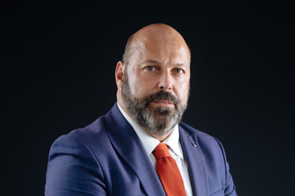 Δήμαρχος «ψέκασε» Ρομά με… υδροφόρα (βίντεο)