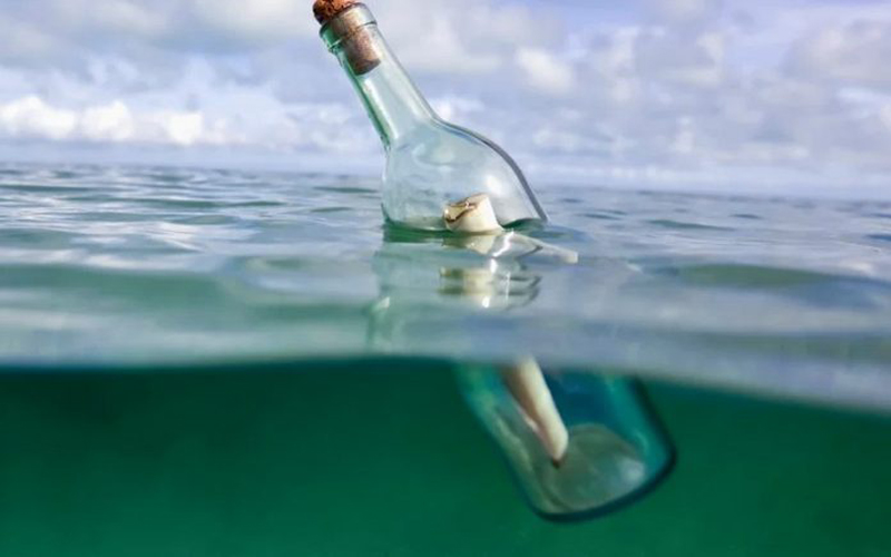 Μήνυμα σε μπουκάλι ξέβρασε η θάλασσα στην Εύβοια – Τι έγραφε (βίντεο)