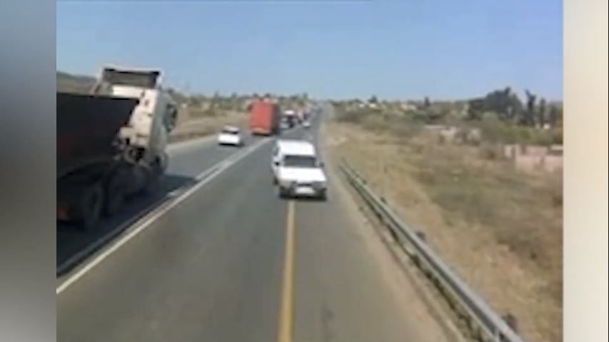 Νότια Αφρική: Οδηγός φορτηγού προσπέρασε 15 αυτοκίνητα στο αντίθετο ρεύμα και έπεσε σε σχολικό – Νεκρά 18 παιδιά