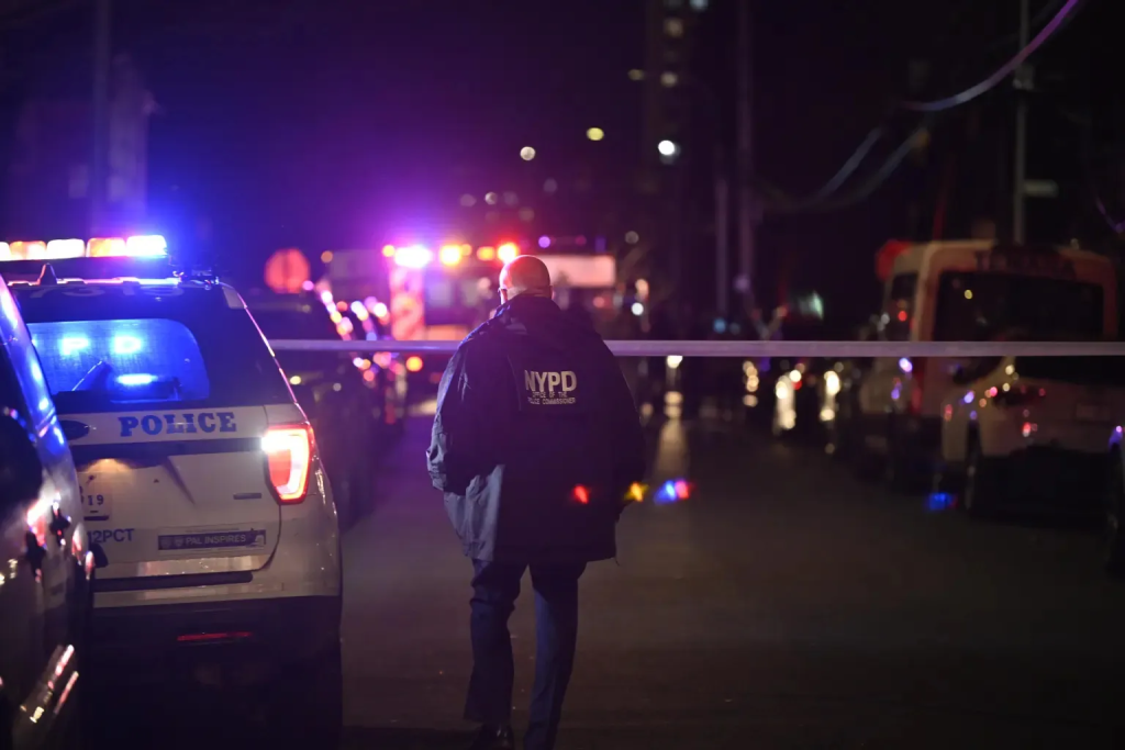 Νέα Υόρκη: Η στιγμή που αστυνομικοί πυροβολούν και σκοτώνουν 46χρονο που τους επιτέθηκε με μαχαίρι (βίντεο)