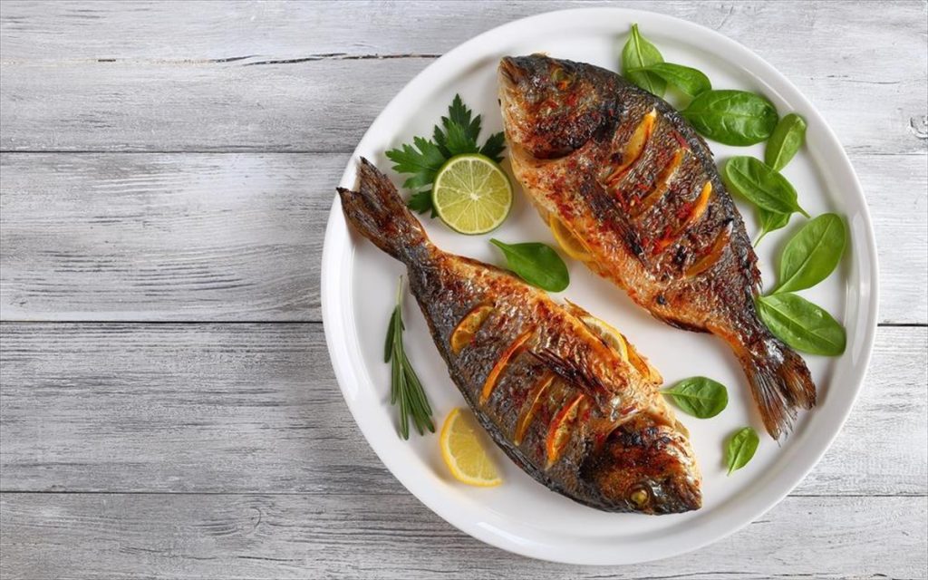 Αυτό είναι το είδος ψαριού που ρίχνει τη χοληστερίνη – Τι προσφέρει στην υγεία μας