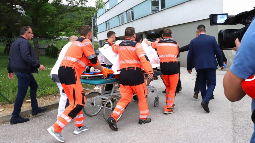 Κρίσιμες οι επόμενες ώρες για τον Ρ.Φίτσο: Δεν μπορούν να σταματήσουν την αιμορραγία στην κοιλιακή χώρα