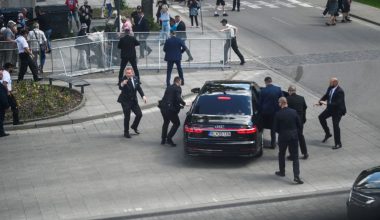 Η στιγμή της επίθεσης στον πρωθυπουργό της Σλοβακίας, Ρόμπερτ Φίτσο και η σύλληψη του δράστη (βίντεο)