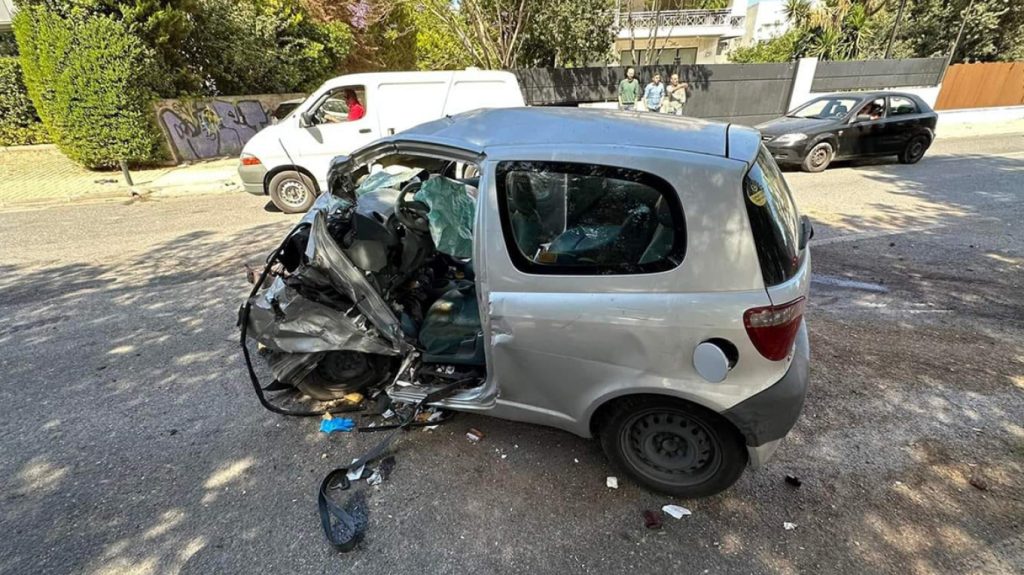 Καβούρι: 37χρονος άνδρας έχασε τη ζωή του σε τροχαίο – Ανατράπηκε το αυτοκίνητο (φωτο)