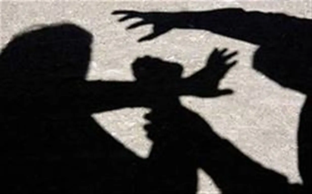 Άγρια συμπλοκή μεταξύ δύο ανήλικων κοριτσιών στον σιδηροδρομικό σταθμό Καλαμάτας