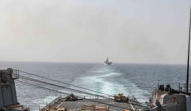 Χούθι: Ανακοίνωσαν ότι έπληξαν αμερικανικό αντιτορπιλικό και εμπορικό πλοίο με κατεύθυνση προς το Ισραήλ