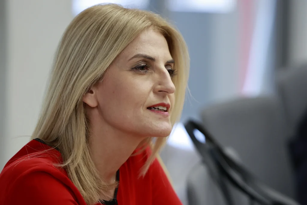 Δ.Αυγέρη υποψήφια ευρωβουλευτής ΣΥΡΙΖΑ: Θεωρεί ότι η μη νομική κατοχύρωση του όρου «Γυναικοκτονία» ευθύνεται για τις δολοφονίες γυναικών!