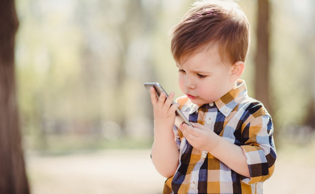 Δείτε από τι κινδυνεύουν τα παιδιά που παίζουν με το κινητό στο φαγητό