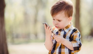 Δείτε από τι κινδυνεύουν τα παιδιά που παίζουν με το κινητό στο φαγητό