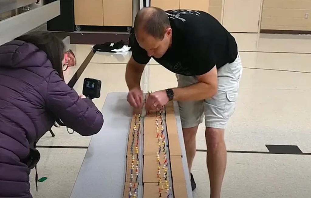 D.Rush: Έκανε ρεκόρ Γκίνες βάζοντας πινέζες σε πίνακα από φελλό