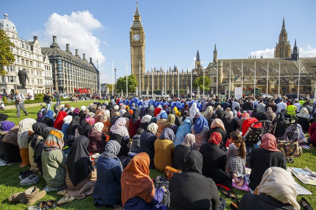 Βρετανία: Μουσουλμάνος πανηγυρίζει γιατί έκλεισαν 500 εκκλησίες και άνοιξαν 500 τζαμιά
