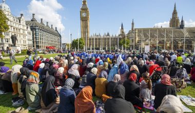 Βρετανία: Μουσουλμάνος πανηγυρίζει γιατί έκλεισαν 500 εκκλησίες και άνοιξαν 500 τζαμιά