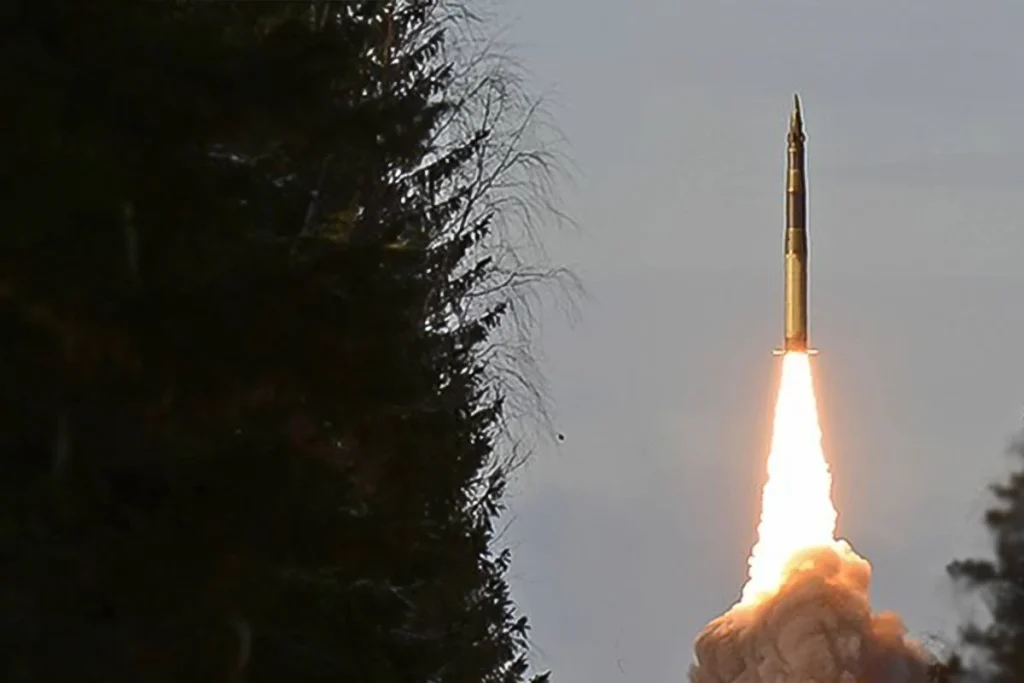 Ρωσία: Αιφνιδιαστικές μετακινήσεις των πυραύλων RS-24 YARS σε θέσεις μάχης (βίντεο)
