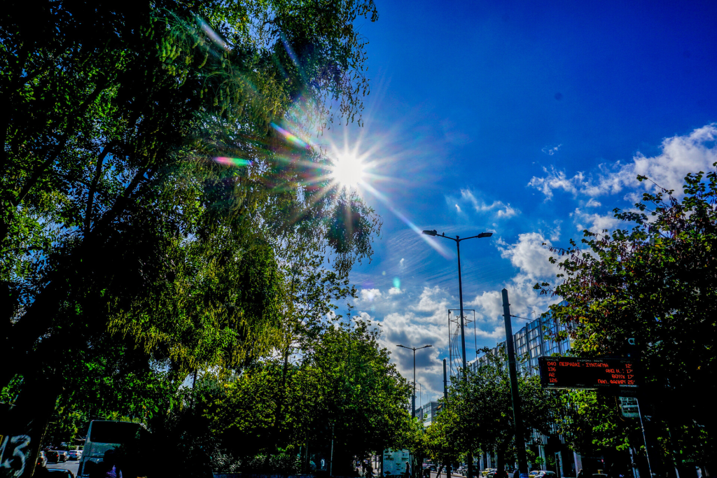 Ο καιρός σήμερα: «Κοκτέιλ» αφρικανικής σκόνης και ζέστης – Πού αναμένονται τοπικές βροχές