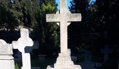 Κρήτη: Πλημμύρισαν τάφοι σε νεκροταφείο στο Λασίθι (βίντεο)